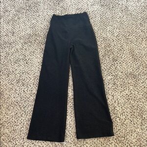 EUC Beyonda Yoga spacedye retro cropped pants. Color is a charcoal gray/black.